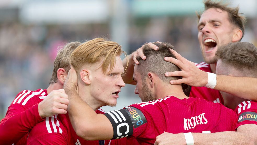 Kickers kann es auch in Rot. Das bewies die Mannschaft am Donnerstag beim souveränen 4:0-Erfolg in Celle. Foto: Doden