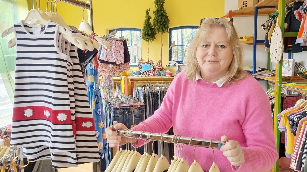Astrid Kobus steht in ihrem Geschäft in Loga. Nach und nach werden die letzten Kleidungsstücke verkauft. Foto: Bothe